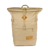 Mochila Jansport Hatchet Rolltop de color beige, confeccionada en poliéster reciclado. Cuenta con diseño superior enrollable, bolsillo frontal con solapa, detalles en cuerina sintética y tirantes ajustables.
