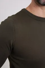 Sweater de punto liso, color azul, con escote redondo y manga larga.