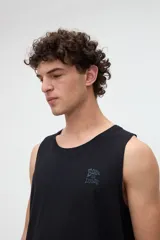 Musculosa negra de algodón con detalle de arte bordado en el pecho.