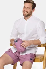 Short de baño color lila con estampado de flamencos, con cintura elástica y cordón ajustable, bolsillos laterales y suspensor de malla fina.