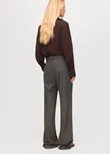 Pantalón gris de tiro medio, diseño recto y largo, con trabillas en la cintura y bolsillos laterales.