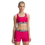 Top deportivo Under Armour de soporte medio, color fucsia con banda elástica inferior negra con el logo de la marca en blanco. Presenta diseño de espalda cruzada y tejido técnico de secado rápido.