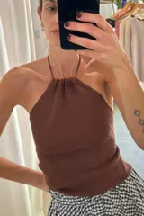 Top tejido color rojo, de punto fino, con cuello halter fruncido y tirantes finos.