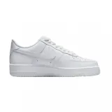 Championes urbanos Nike Air Force 1 07, color blanco, con diseño clásico de caña baja, perforaciones en la puntera para mayor ventilación y suela de goma resistente.