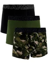 Pack de tres calzoncillos tipo bóxer Under Armour con cintura elástica con logo de la marca. El set incluye un modelo negro liso, uno verde militar liso y uno con estampado camuflado.