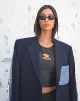 Blazer oversize de diseño, confeccionado en tela azul marino con detalles de denim deshilachado en las mangas y un bolsillo de parche de denim con logo bordado en el pecho.