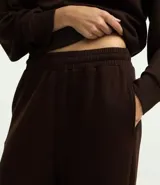 Pantalón de corte recto con cintura elástica y lazo de ajuste frontal. Confeccionado en tejido modal con caída fluida y estructura cómoda.