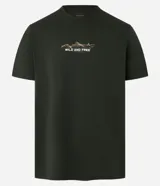 Remera de corte comfort color verde oliva, con cuello redondo y manga corta. Presenta una estampa frontal pequeña con diseño de montañas y el texto 'WILD AND FREE'.