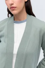 Cardigan rojo de tejido de punto liviano confeccionado en lana italiana.