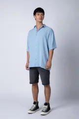 Camisa de manga corta con cuello cubano, confeccionada en fibrana premium. Presenta un corte oversize y cierre frontal con botones al tono.