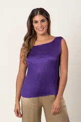 Musculosa plisada italiana color violeta, con escote asimétrico.