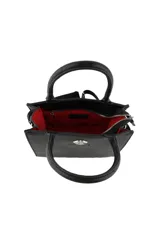 Cartera negra de PU con textura, asas superiores y correa regulable y desmontable con el logo de la marca. Tiene un detalle metálico en forma de labios en el frente.