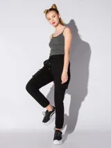 Musculosa de bretel fino, confeccionada en tejido elástico con diseño seamless, de calce ajustado al cuerpo.