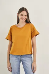 Remera color mostaza de algodón peinado, con cuello redondo y mangas cortas con detalle de calado.