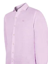 Camisa de manga larga para hombre, confeccionada en lino orgánico color lavanda. Presenta un diseño liso con cuello clásico, cierre frontal con botones y logo bordado al tono en el pecho.