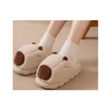 Pantuflas peludas color rosado con diseño de carpincho, sin talón y suela de goma.