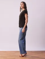 Remera de lino color negro, marca Zac & Rachel. Escote en V con abertura y botones. Delantera con frunce.