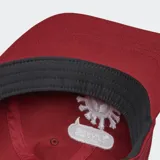 Gorra azul de algodón con logo de la marca bordado en verde en el frente.