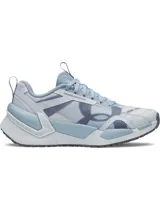 Championes de entrenamiento Under Armour modelo W Reign XT para mujer, en tonos celeste y gris. Cuentan con capellada de malla transpirable, refuerzos de TPU para mayor soporte, mediasuela UA HOVR y tecnología UA TriBase en la suela.