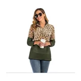 Buzo de polar con cierre frontal parcial, diseño combinado con estampado animal print en la parte superior y color blanco en la parte inferior. Cuenta con bolsillo frontal tipo canguro y mangas largas.