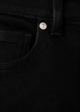 Jeans flare negros de tiro medio, confeccionados en denim elástico con diseño crop, trabillas para cinto, cinco bolsillos y cierre frontal con cremallera y botón.