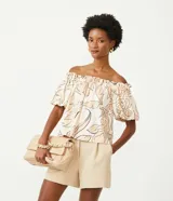 Blusa con escote de hombro a hombro en viscosa con estampado floral en tonos beige y negro.