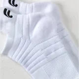 Medias deportivas de corte bajo, color negro, con tejido técnico absorbente y diseño ergonómico con refuerzo en el arco.
