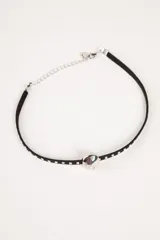 Gargantilla negra de gamuza con apliques de strass y dije circular plateado.