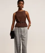 Pantalón de vestir de corte recto, cintura alta, con trabillas, pliegues y bolsillos. Estampado de cuadros Príncipe de Gales.