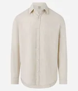 Camisa comfort de manga larga y cuello inglés, confeccionada en mezcla de lino y algodón. Presenta un diseño básico sin estampa con cierre frontal de botones.