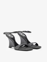 Sandalias de cuña Diesel D-Amber inspiradas en los años 90, con acabado brillante plateado, punta cuadrada abierta, diseño de dos tiras, tacón de cuña y tira ajustable al tobillo con hebilla ovalada con logo.