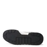 Championes urbanos de diseño moderno, combinando paneles en color beige y blanco. Presentan una silueta robusta con suela de plataforma en tono crema y base de goma, cordones al tono y detalle de textura perforada en los laterales.