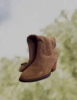 Bucaneras de caña alta color marrón, de gamuza, con taco de madera.