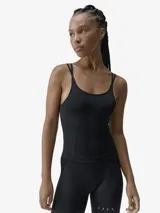 Top deportivo seamless de sujeción media, confeccionado en tejido técnico Air_Feel con tecnología 3D. Presenta un diseño de tirantes dobles, escote redondo y copas extraíbles, ofreciendo un ajuste tipo segunda piel.