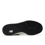 Zapatillas de skate New Balance modelo 440, color blanco con detalles en negro y beige. Confeccionadas en gamuza y malla, con logo "N" característico en los laterales y entresuela ABZORB.