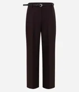 Pantalón de sastrería color bordó, de corte recto y largo midi, con cintura con pasadores y cierre frontal. Incluye un cinturón fino de poliuretano con hebilla metálica.