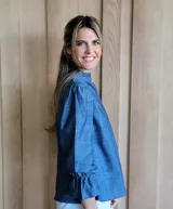 Blusa de algodón con cuello mao y volados, mangas largas con puños elásticos y corte holgado.