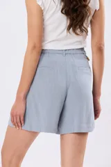 Short de viscolino color beige, con media cintura elastizada, bolsillos amplios y detalle de volado en los laterales.