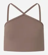 Top deportivo color marrón topo, ajustado al cuerpo, con escote halter cruzado y tirantes finos.
