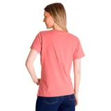 Remera color salmón de corte clásico con cuello redondo y logo de CAT estampado en el pecho.