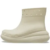 Bota impermeable Crocs modelo Classic Crush, color beige, con plataforma de 5 cm, perforaciones para Jibbitz en el cuello y diseño ligero de material Croslite.