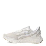 Championes de running New Balance modelo Fresh Foam Arishi V4, color beige con detalles en lila y suela de goma color caramelo. Presentan diseño de malla transpirable con refuerzos sintéticos y tecnología de amortiguación Fresh Foam en la entresuela.