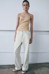 Camiseta ajustada (slim fit) de tejido acanalado (rib), color gris oscuro jaspeado, con escote redondo pronunciado y tirantes finos.