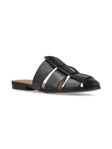 Sandalias de cuero color negro, diseño plano con tiras cruzadas en el empeine y puntera cerrada.
