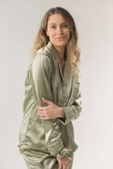 Pijama de satén elastizado color celeste, compuesto por una camisa de manga larga con cuello solapa, botones frontales y bolsillo en el pecho, y un pantalón recto con cintura elástica y lazo ajustable.