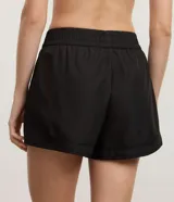 Short deportivo Get Over de corte runner, confeccionado en tejido de poliéster con microperforaciones para mayor ventilación. Presenta cintura elástica, ruedo redondeado y recortes laterales.