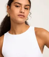 Body básico color rojo, con cuello halter, sin mangas y confeccionado en poliamida. Tiene forro en el busto.