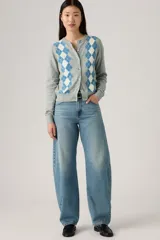 Pantalón de jean de corte baggy con diseño barrel, tiro medio y lavado azul claro con efecto desgastado. Presenta costuras laterales curvadas que definen su silueta amplia y relajada.