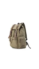 Mochila de tela canvas color marrón con detalles en cuero sintético. Cuenta con tapa superior con correas ajustables, cierre tipo marinero, múltiples bolsillos externos con cierre y compartimento para laptop.