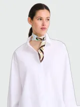 Pañuelo cuadrado de seda Longchamp, modelo Evasions, con diseño estampado multicolor que combina tonos blancos, marrones, verdes y azules.